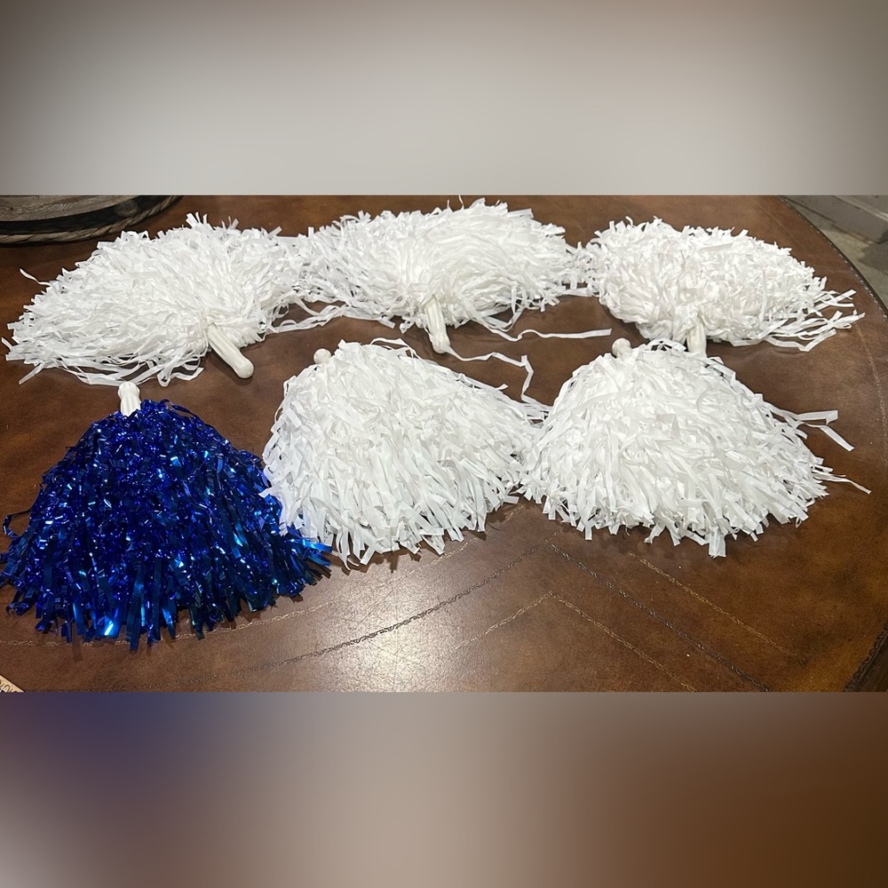 Pom poms 12” 5‎ white 1 blue